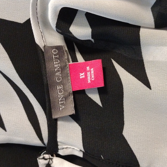 ❤️6 items for $25 Vince Camuto Black & White Floral Cold Shoulder Blouse EUC - Picture 5 of 6